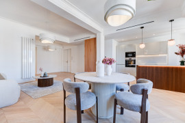 
                                                                                        Vente
                                                                                         Nice – Carré d’Or : Charmant 3 pièces de 88 m² niché au dernier étage d’une élégante résidence bourgeoise.