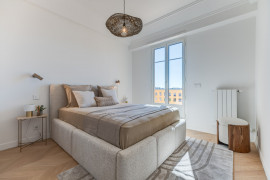 
                                                                                        Vente
                                                                                         Nice – Carré d’Or : Charmant 3 pièces de 88 m² niché au dernier étage d’une élégante résidence bourgeoise.