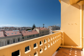 
                                                                                        Vente
                                                                                         Nice – Carré d’Or : Charmant 3 pièces de 88 m² niché au dernier étage d’une élégante résidence bourgeoise.