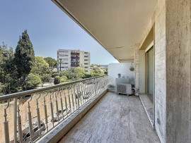 
                                                                                        Vente
                                                                                         Nice Cimiez - 3 pièces avec grande terrasse offrant une vue dégagée sur la mer