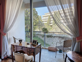 
                                                                                        Vente
                                                                                         Nice Cimiez / Cemenelum - Spacieux 3 pièces avec vue mer dans prestigieuse résidence avec parc