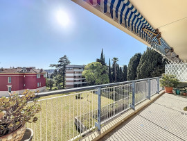 
                                                                                        Vente
                                                                                         Nice Cimiez / Cemenelum - Spacieux 3 pièces avec vue mer dans prestigieuse résidence avec parc