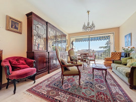 
                                                                                        Vente
                                                                                         Nice Cimiez / Cemenelum - Spacieux 3 pièces avec vue mer dans prestigieuse résidence avec parc