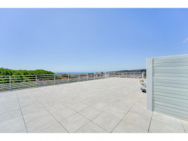 Vente
Nice Cimiez - Rare - Toit-terrasse avec espace de vie de 152 m2 et ses deux immenses terrasses