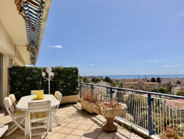 
                                                                                        Vente
                                                                                         Nice Cimiez - Superbe appartement en dernier étage avec vue exceptionnelle mer et jardin