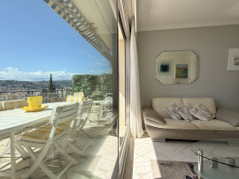 
                                                                                        Vente
                                                                                         Nice Cimiez - Superbe appartement en dernier étage avec vue exceptionnelle mer et jardin