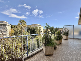 
                                                                                        Vente
                                                                                         Nice Cimiez - Superbe appartement en dernier étage avec vue exceptionnelle mer et jardin