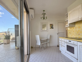 
                                                                                        Vente
                                                                                         Nice Cimiez - Superbe appartement en dernier étage avec vue exceptionnelle mer et jardin