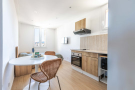
                                                                                        Vente
                                                                                         Nice - Gambetta - Magnifique 2 pièces entièrement rénové en dernier étage avec balcon
