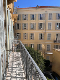 
                                                                                        Vente
                                                                                         Nice Gioffredo - Magnifique appartement bourgeois de 6 pièces au coeur des commerces de la Place Massena et proche de la mer