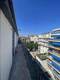 
                                                                                        Location
                                                                                         NICE / LIBERATION - Appartement 3 pièces MEUBLE en avant dernier étage