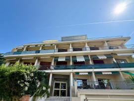 
                                                                                        Vente
                                                                                         Nice Mont Boron - 3 pièces refait à neuf avec Vue Mer