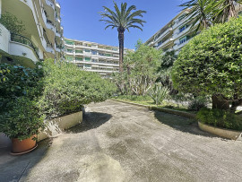 Vente
Nice - Promenade des Anglais - Beau 2 pièces de 60 m² à rafraichir avec vue mer