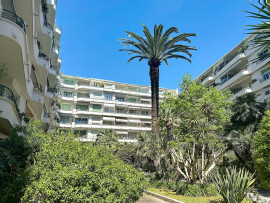 Vente
Nice - Promenade des Anglais - Beau 2 pièces de 60 m² à rafraichir avec vue mer