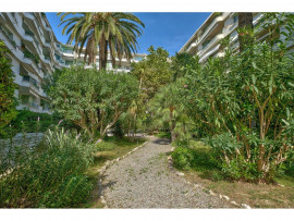 Vente
Nice - Promenade des Anglais - Beau 3 pièces de 65 m² entièrement rénové avec vue mer