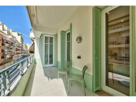 Vente
Nice - Promenade des Anglais - Beau 3 pièces de 65 m² entièrement rénové avec vue mer