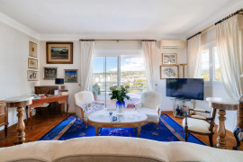 Vente
Nice - Rare à la vente – Spacieux 3/4 pièces en dernier étage avec vue mer, quartier Cimiez