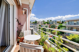 Vente
Nice - Rare à la vente – Spacieux 3/4 pièces en dernier étage avec vue mer, quartier Cimiez