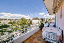 Vente
Nice - Rare à la vente – Spacieux 3/4 pièces en dernier étage avec vue mer, quartier Cimiez