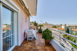 Vente
Nice - Rare à la vente – Spacieux 3/4 pièces en dernier étage avec vue mer, quartier Cimiez