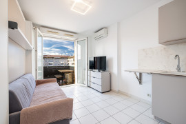Location
NICE / RIQUIER - Studio MEUBLE avec balcon en dernier étage