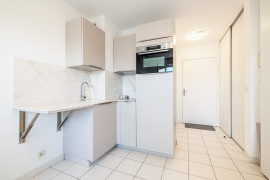 Location
NICE / RIQUIER - Studio MEUBLE avec balcon en dernier étage
