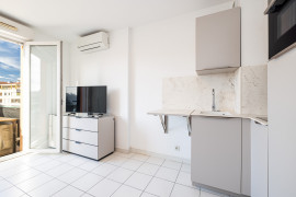 Location
NICE / RIQUIER - Studio MEUBLE avec balcon en dernier étage
