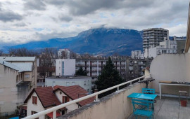 
                                                                                        Location
                                                                                         Particulier loue F1 centre avec grande terrasse