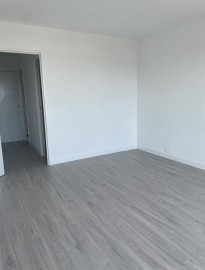 
                                                                                        Location
                                                                                         Petit studio