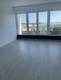 
                                                                                        Location
                                                                                         Petit studio