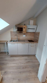 
                                                                                        Location
                                                                                         Petit studio NEUF meublé, lumineux dernier étage