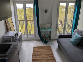 
                                                                                        Location
                                                                                         Petit studio offrant vue panoramique sur la Seine (loyer tout inclus)