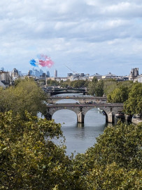 
                                                                                        Location
                                                                                         Petit studio offrant vue panoramique sur la Seine (loyer tout inclus)
