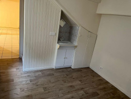 
                                                                                        Location
                                                                                         Petite maison tranquille de 85 m^2.
