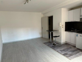 
                                                                                        Location
                                                                                         Poitiers centre-ville