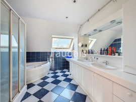 
                                                                                        Vente
                                                                                         PONT HEBERT, maison de 200m2 avec piscine