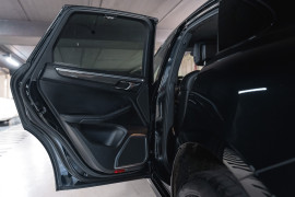 
                                                                                        Voiture
                                                                                         Porsche Macan Turbo V6 3.6 400