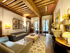 Location
Prestigious Apartment in a Historic Building on the Famous Île Saint-Louis (loyer tout inclus)