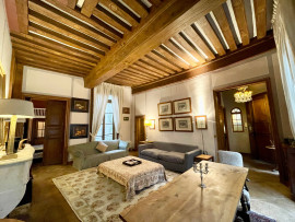 Location
Prestigious Apartment in a Historic Building on the Famous Île Saint-Louis (loyer tout inclus)