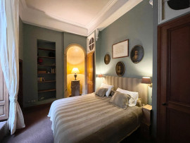 Location
Prestigious Apartment in a Historic Building on the Famous Île Saint-Louis (loyer tout inclus)