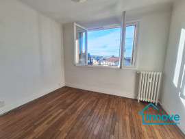 
                                                                                        Vente
                                                                                         Proche gare de Porchefontaine : 2/3 pièces plein de charme avec