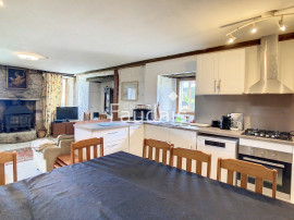 
                                                                                        Vente
                                                                                         Propriété avec deux logements et grand potentiel d'agrandiss