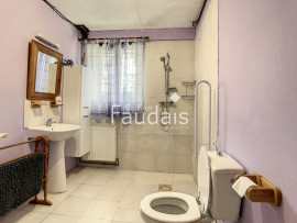 
                                                                                        Vente
                                                                                         Propriété avec deux logements et grand potentiel d'agrandiss