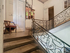 
                                                                                        Vente
                                                                                         Propriété de plus de 600m2 avec dépendances