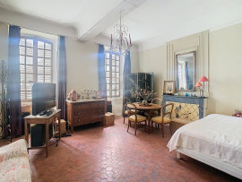 
                                                                                        Vente
                                                                                         Propriété de plus de 600m2 avec dépendances