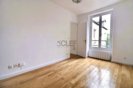 
                                                                                        Vente
                                                                                         Rare 2 pièces refait à neuf