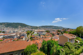 Vente
Rare à Cimiez : maison 170 m² sur 749 m² de terrain avec vue mer et extension possible