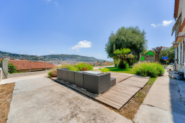 Vente
Rare à Cimiez : maison 170 m² sur 749 m² de terrain avec vue mer et extension possible