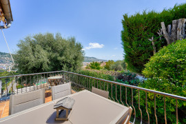 Vente
Rare à Cimiez : maison 170 m² sur 749 m² de terrain avec vue mer et extension possible