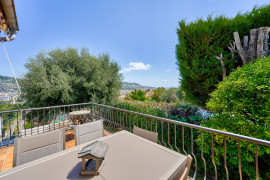 
                                                                                        Vente
                                                                                         Rare à Cimiez : maison 170 m² sur 749 m² de terrain avec vue mer et extension possible
